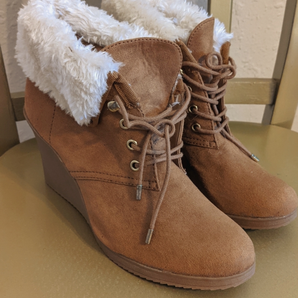 White mt. Sampson 7.5 tan wedge booties with fur top